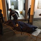 Los cuerpos de Almea, Mora y Rodríguez fueron trasladados por los uniformados hasta la morgue de Babahoyo.