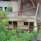 El sitio del suceso (de un piso alto) está ubicado a pocos metros del estero Salado y de un puente de la vía Perimetral, en el suroeste.