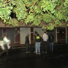 La Policía acudió al lugar del crimen para recoger indicios.