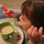 En la primer comida del día, los niños deben consumir una fruta y además de una fuente de proteína.