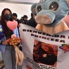 La familia de Melany Huertas la recibió con globos, carteles y sus primas se vistieron  de cerditos.