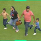 Imagen que da la vuelta al mundo, hinchas huyendo de las gradas a la cancha del estadio La Corregidora.