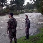 Policías y bomberos suman fuerzas en la búsqueda de dos personas que se las llevó el río.