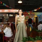 En redes sociales, usuarios comentaron sobre el pronunciado escote de Virginia, pero ella no ‘paró bola’. Fue un diseño de Álex Franco.