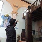 Uno de los  trabajadores del templo muestra la ventana por la que entraron los ladrones.