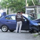 El carro en el que viajaba la víctima terminó estrellado contra un poste de alumbrado.