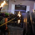 Manifestantes que conmemoraban el 8M, frente a una fuerte barrera policial en Quito.