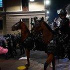 La Policía Nacional dijo que algunas protestantes habrían intentado derribar las vallas durante las movilizaciones.