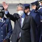 El presidente ecuatoriano saluda a su llegada al Aeropuerto Internacional Arturo Merino Benítez, en Santiago de Chile