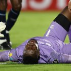 Darwin Cuero tuvo que salir del partido entre Universidad Católica y The Strongest debido a la herida.