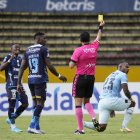 El juego entre Universidad Católica y Macará quedó marcado por la falla del árbitro Gabriel González en el segundo gol de los locales.
