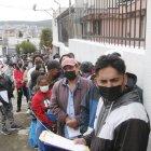 Cientos de hinchas llegaron a las instalaciones de la FEF para conseguir entradas para el partido de Ecuador Vs. Argentina