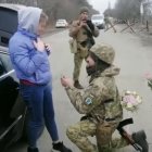 En redes sociales se viralizó la romántica y fuera de lo común compromiso de una pareja en medio de la invasión rusa.