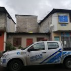 El objeto ocasionó daños en el techo. Un orificio fue cubierto con un parasol. En la barriada hay temor.