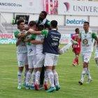 Esta es una fotografía que envía LigaPro, donde al fondo se observa el logo de la empresa auspiciante del torneo.