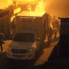 Momento en el que sacan un cuerpo y lo embarcan en la ambulancia de Medicina Legal.