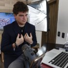 El joven quiere abrirse paso por sí solo y no por los apellidos de sus reconocidos padres.