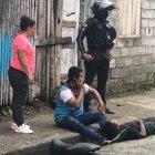 Los lugareños custodiaron a los individuos hasta la llegada de los agentes.