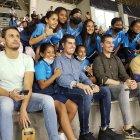 Los Rescalvo en las gradas, Ismael y Juan acompañados de Marco Mondaini, Oscar Bagui y las jugadoras del 9 de Octubre.