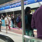 Las mujeres hacen fila de manera separada.