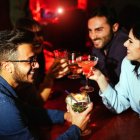 Se puede beber, comer, bailar y hasta se presentan bandas musicales.