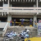 A mano derecha, dentro de este edificio vetusto y que quedó afectado por el terremoto, hallaron otro cadáver.