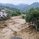 El fuerte caudal va arrasando con todo a su paso y unos comuneros han debido evacuar sus casas y hacen vigilia.