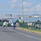 A pesar de que existe un puente a unos 30 metros, los transeúntes prefieren cruzar por la vía.