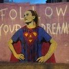 El mural pintado por el artista urbano TVBoy la muestra como una superheroína.