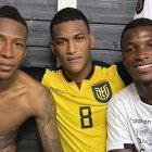 Pervis Estupiñán (i), Carlos Gruezo y Moisés Caicedo festejaron en el camerino, tras el duelo ante Paraguay.