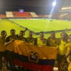 Hinchas ecuatorianos festejaron en el Estadio Antonio Aranda Encina de Ciudad del Este, pese a que la Tri cayó ante Paraguay.