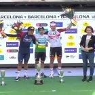 Richard Carapaz (i) junto a Sergio Higuita y Joao Almeida en el podio de la Vuelta a Cataluña.