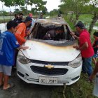Moradores llamaron a la policía porque temían que dentro del carro hubiera un muerto.
