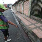 Detrás del Centro de Convenciones de Durán hubo un asesinato. Un reciclador muestra el punto donde ocurrió el crimen.