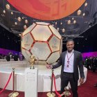 Antonio Valencia junto al trofeo de la Copa Mundial.