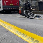 El cuerpo del ciclista quedó debajo del articulado.