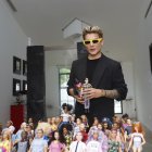 No le gusta que le toquen mucho su colección de muñecas. Las tiene impecables.