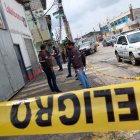 Conductor de una plataforma de aproximadamente 33 años de edad, fue víctima del sicariato mientras estaba dándole mantenimiento al vehículo en el interior de una lubricadora ubicada en Fertisa, al sur de Guayaquil.