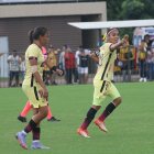 Madelen Riera y sus  goles dirigidos para su madrecita Rosa, que estaba en las gradas.