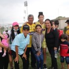 Cruz Zoller, la madre de Samantha Avilés, comanda la barra junto a sus hijas, nietos y Oswaldo López, tío de la marcapunta amarilla.