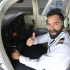 Fue marino. Estudió y se embarcó en un viaje de medio año en alta mar, pero renunció a eso por la aviación.