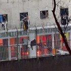 Desde el exterior se divisaba fuego en algunas celdas dentro de la cárcel regional de Turi.