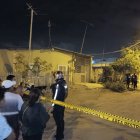 Se acordonó el sitio del crimen y a ocho cuadras se halló el auto de los sicarios.