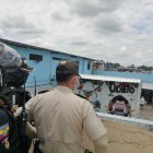 Los agentes policiales vigilaban de que no exista ningún tipo de amotinamiento.