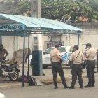 El cadáver quedó tendido fuera de un taller de motos del populoso sector.