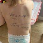 La niña ucraniana con sus datos escritos en la espalda llegó a Francia