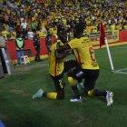 Michael Carcelén y Leonel Quiñónez en el festejo del tercer gol de Barcelona.