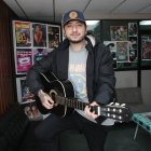 Con lo que ganaba en los shows en la vía pública pudo grabar sus temas.