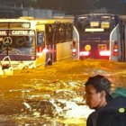 Los vehículos quedaron en medio de la inundación del túnel que une PECA con la Flor de Bastión.