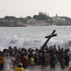 Pescadores de Ballenita bañaron la Cruz de Cristo
